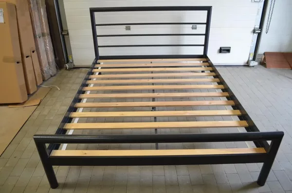 Современная и стильная кровать лофт из натуральных материалов для комфортного отдыха в просторной спальне